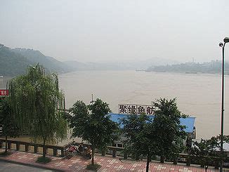 Der Minjiang Fluss: Ein Tanz der Geschichte und Natur in Yibin!