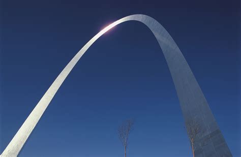  Die Gateway Arch: Ein Triumph des Ingenieurwesens und ein Symbol für die Expansion nach Westen!